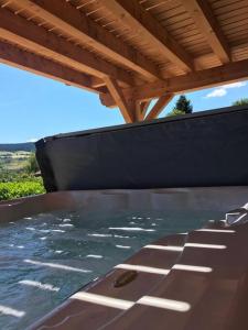 Bazén v ubytování Chalet SPA Le Diamant Nathalie MN La Rouge nebo v jeho okolí