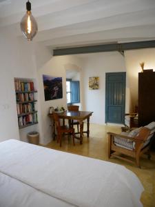 1 dormitorio con cama, mesa y sofá en Casa 3 Guesthouse and Artist Residence, en Polopos