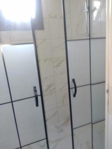 baño con 2 puertas de cristal y pared de mármol en Kuzey apart, en Ezine