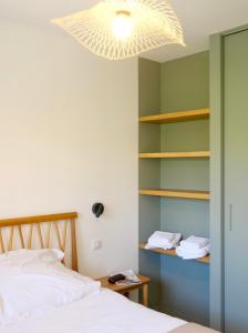 Llit o llits en una habitació de Superbe T2 neuf haut de gamme, climatisé, parking gratuit, 2eme ligne, balcon, jardin 2