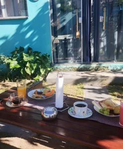 una mesa con dos platos de comida y tazas de café en Pousada Canto de Paz en Porto Seguro