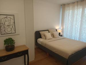een slaapkamer met een bed en een potplant bij The Chic Libération in Nice