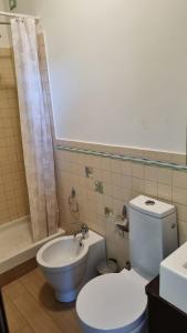 une salle de bain avec toilettes, lavabo et douche dans l'établissement Sicily Coast, à Catane