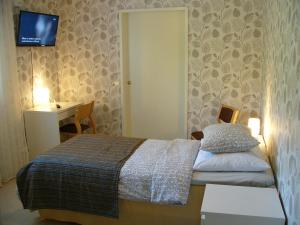 A bed or beds in a room at Hotelli Aliisa