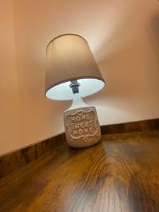 une lampe assise au-dessus d'une table en bois dans l'établissement La casa dell’Appio, à Rome