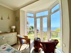 um quarto com uma grande janela com vista para o oceano em 83 Gills Cliff Road em Wroxall