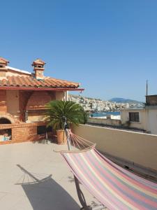 eine Hängematte auf dem Dach eines Hauses in der Unterkunft July Seaview Apartments in Sarandë