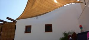 awning over a white building with three windows at Salicornia terrassa in Amposta +17 photos