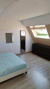 Ένα ή περισσότερα κρεβάτια σε δωμάτιο στο Maison le Portel