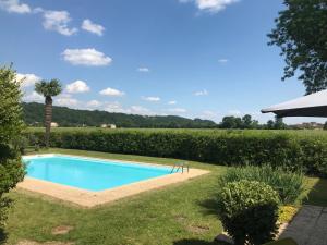 a swimming pool in the middle of a yard at Gîte Villa Josephine in Quinsac