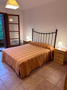 - une chambre avec un grand lit et 2 tables de chevet dans l'établissement Mountain Apartment: Pedraforca, à Saldes