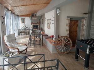 uma sala de estar com uma mesa e cadeiras e uma roda em B&B Ca' d'Andrea em San Martino