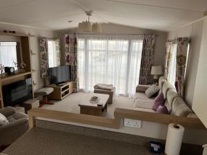 Area tempat duduk di Static Caravan on the Jurassic coast at Freshwater Beach Holiday Park