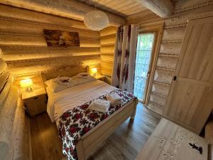 sypialnia z łóżkiem w drewnianym domku w obiekcie Sykowno chata w Szczyrku