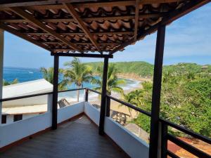 uma vista para a praia a partir da varanda de uma villa em Posada Ziga Playa em Mazunte