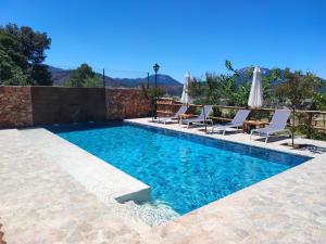 Bazén v ubytování Casas Rurales La Loma nebo v jeho okolí