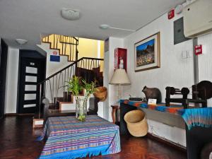 ein Wohnzimmer mit einem Tisch und einer Vase darauf in der Unterkunft Hotel Rincón Escandinavo in Quito