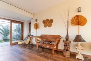 Uma área de estar em La Palma Casa com 2 Quartos, Piscina e Vista Mar