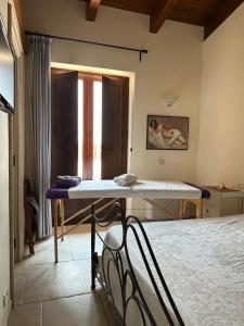 a room with a table and a bed in it at B&B La Grave in Noci