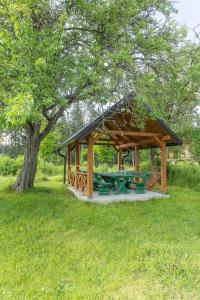 Zahrada ubytování Forest Hideaway: Family/group friendly Villa