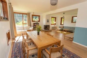 Posezení v ubytování Forest Hideaway: Family/group friendly Villa
