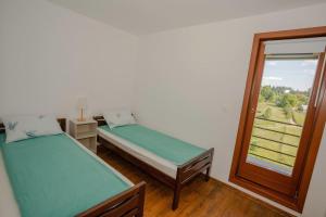 Postel nebo postele na pokoji v ubytování Forest Hideaway: Family/group friendly Villa