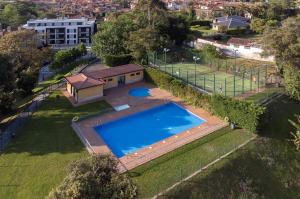 - une vue sur la grande piscine située dans la cour dans l'établissement Apartamento turístico Aldamar, à Llanes