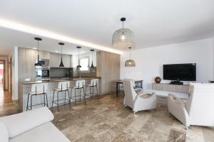 a living room with a bar and a kitchen at UHC Bahia Family Complex in Salou +25 photos