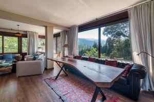 Vidiago的住宿－Casa Vacacional Deva，带沙发和大窗户的客厅