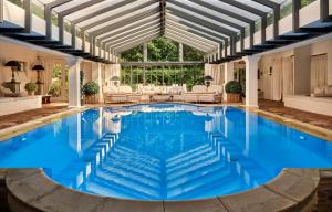 una piscina coperta con acqua blu in una casa di BLEICHE RESORT & SPA a Burg