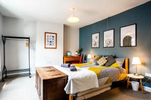 ein Schlafzimmer mit einem Bett und einer blauen Wand in der Unterkunft The Tigers Townhouse in Leicester