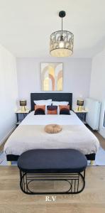 een slaapkamer met een groot bed en een kroonluchter bij ROOFTOP VILLA Disney - Val d'Europe in Chessy
