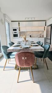 a dining room with a table and chairs at ROOFTOP VILLA Disney - Val d'Europe in Chessy