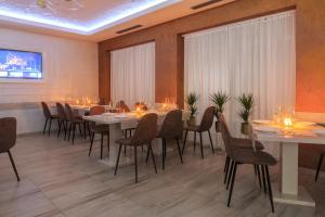 TV a/nebo společenská místnost v ubytování Hotel Maksim