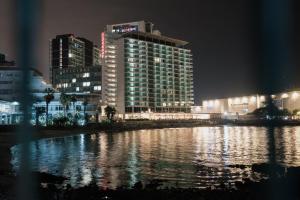 una ciudad por la noche con un gran edificio en Terrado Suites Antofagasta, en Antofagasta