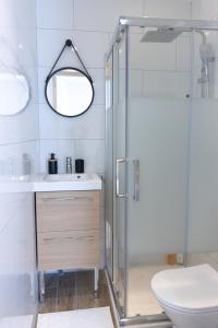 a bathroom with a shower and a toilet and a sink at Élégant Studio Climatisé 'Alma 2' - Cœur de Beziers - Wifi Fibre - Netflix in Béziers