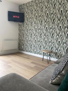 a room with a wall with a patterned wall at Maison cosy in Néant-sur-Yvel