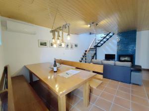 Una sala de estar con una mesa de madera y un sofá. en Casa dos Côtos., en Castro Laboreiro