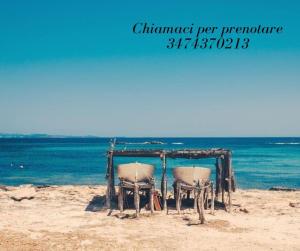un chiosco sulla spiaggia vicino all'oceano di Villa Mariel - Adults Only Giannella Playa a Orbetello