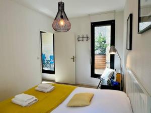 1 dormitorio con 1 cama con manta amarilla en Le Nid d'Erlon - Reims en Reims