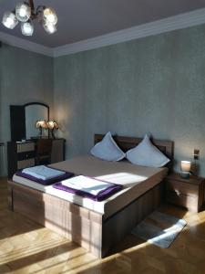 1 dormitorio con 1 cama grande y espejo en EUROPEAN Backpackers Hostel, en Tiflis