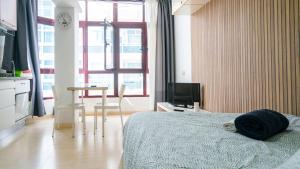 1 dormitorio con cama, mesa y TV en COZY APRTMENT SEAVIEW DISHWASHER, en Las Palmas de Gran Canaria
