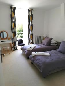 A bed or beds in a room at Vue du Chateau Gite Studio