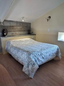 1 dormitorio con 1 cama con edredón azul en PATO BLANCO en Luján de Cuyo