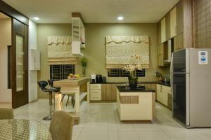 A kitchen or kitchenette at Elshape Holiday HOME