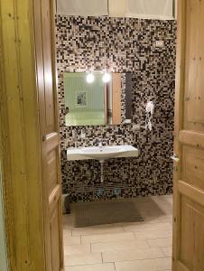 bagno con lavandino e specchio di B&B Porta Baresana a Bitonto