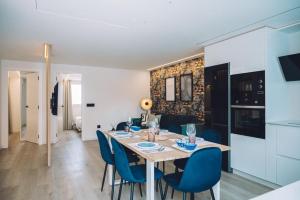 ein Esszimmer und ein Wohnzimmer mit einem Tisch und Stühlen in der Unterkunft Casa playa Las Sinas in Vilanova de Arousa