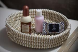 a wicker basket with two bottles of soap and cosmetics at Ikaros Lodge in Agia Pelagia