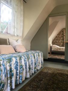 a bedroom with a bed with a window and a mirror at Maison BelleMondo in Criel-sur-Mer