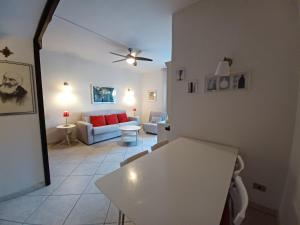 uma sala de estar com uma mesa branca e um sofá em Fattoria Nel Parco em Castiglioncello